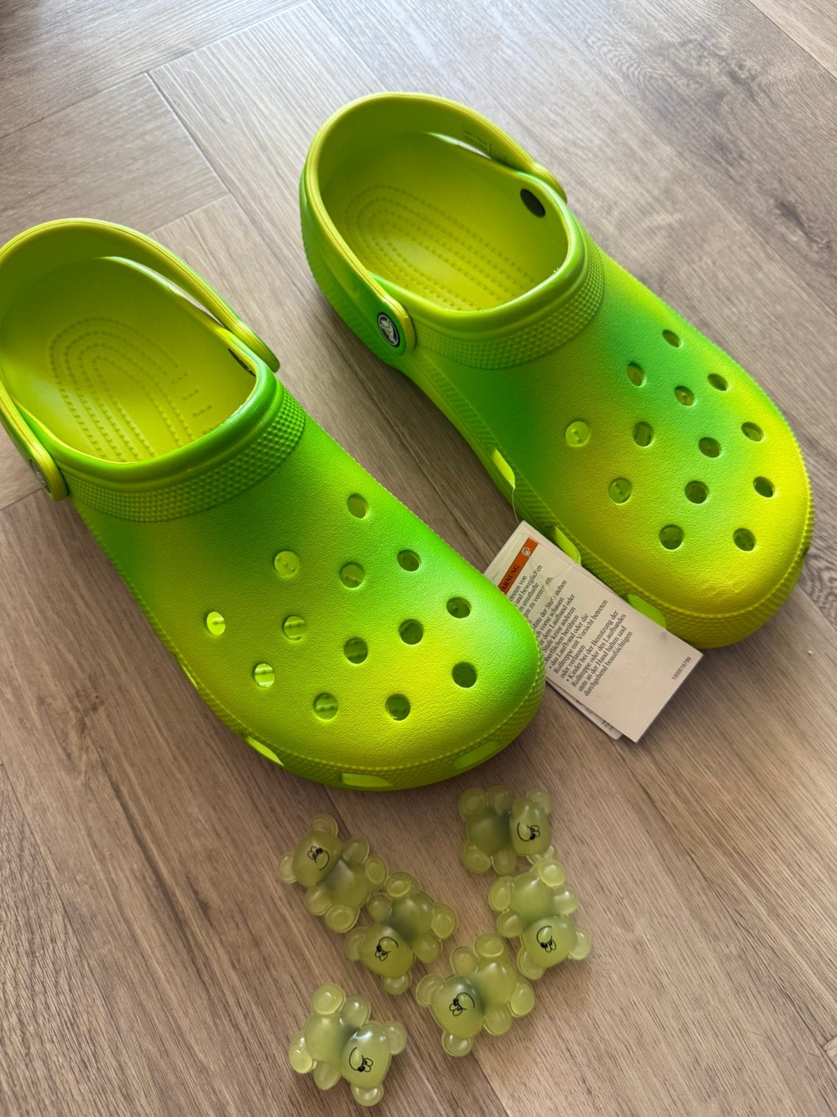 Crocs x lazy oaf gooey bear lime 46-47 (m12), Kleding | Heren, Schoenen, Ophalen of Verzenden, Zo goed als nieuw, Klompen