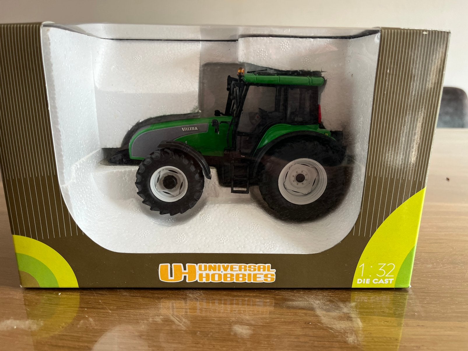 Valtra T trekker Groen UH 2622U Universal Hobbies, Ophalen of Verzenden, Nieuw, Tractor of Landbouw, Universal Hobbies