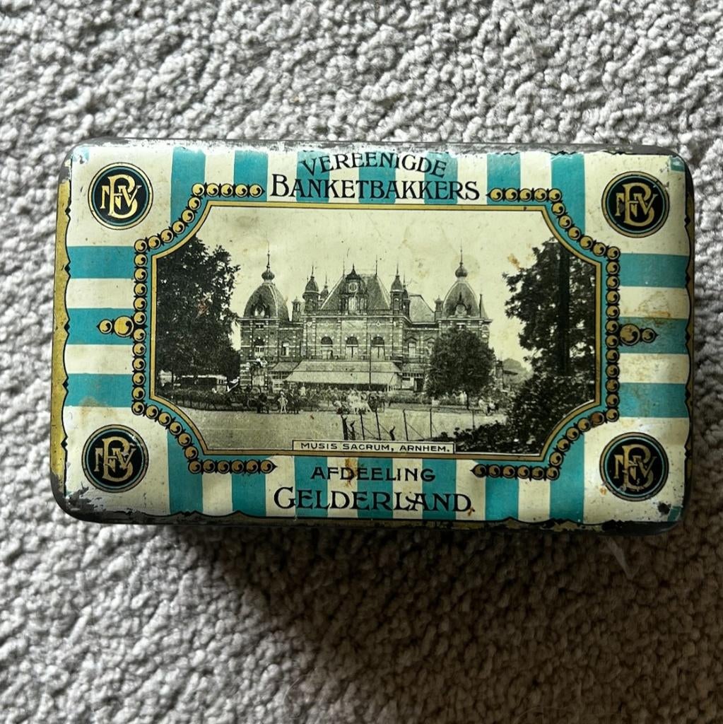 Vintage blikken trommel - Banketbakkers Arnhem, Verzamelen, Blikken, Ophalen of Verzenden, Gebruikt, Overige