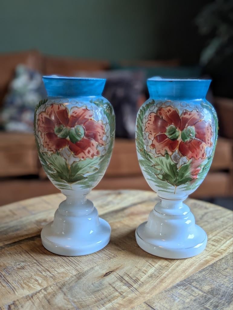 Opaline melkglas vazen., Ophalen