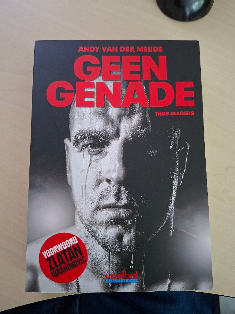 GEEN GENADE - ANDY VAN DER MEIJDE, Ophalen of Verzenden, Zo goed als nieuw, Balsport, Thijs Slegers