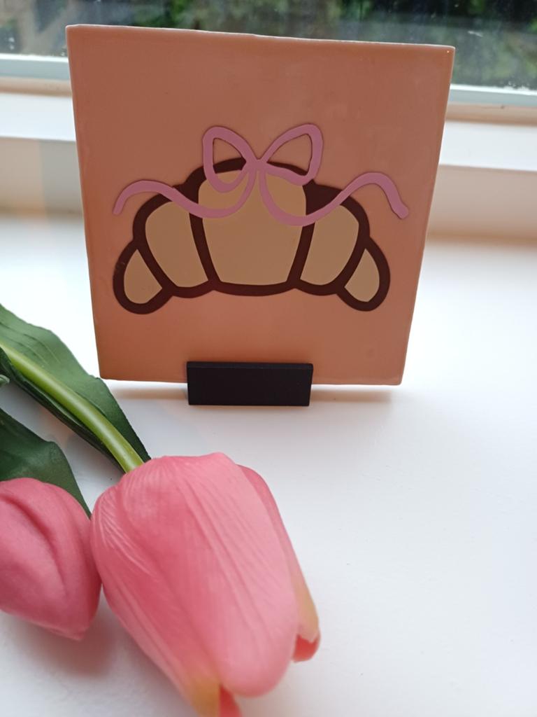 Tegeltje lichtroze met croissant en tegelhoudertje, Overige stijlen, Nieuw, Roze, Ophalen of Verzenden