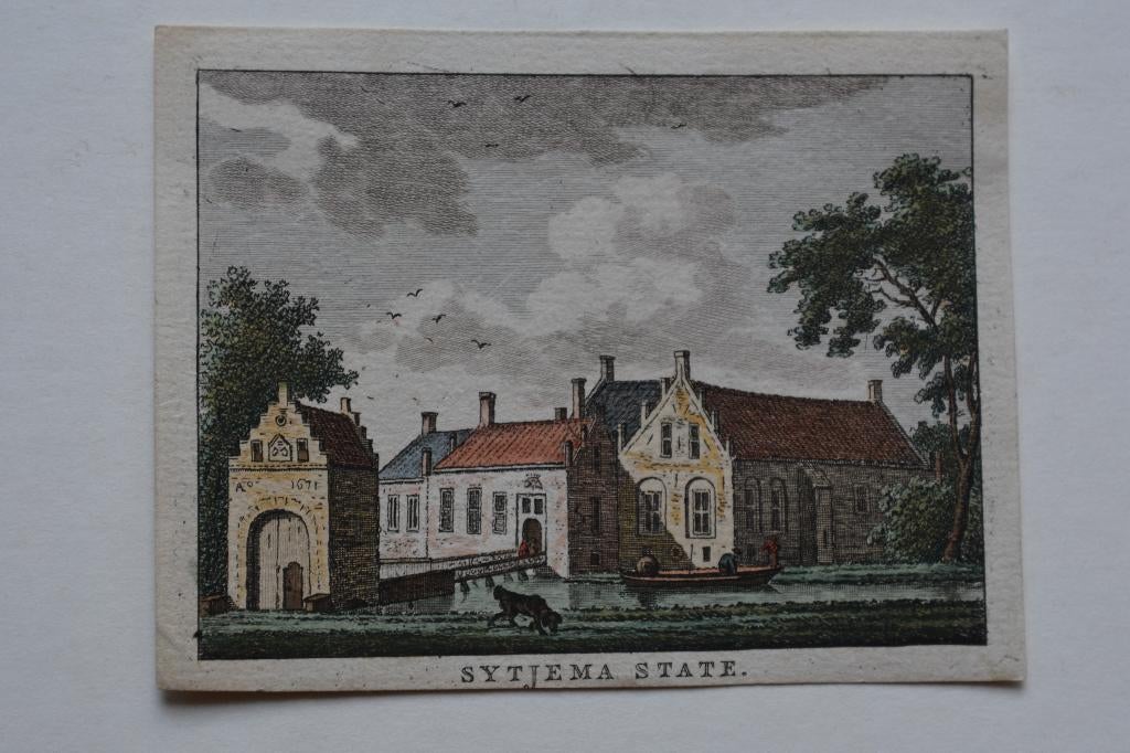 HALLUM SYTJEMA STATE Mooie Originele Gravure FRIESLAND GX7, Antiek en Kunst, Verzenden, Stadsgezicht, Handgekleurd, 10 cm