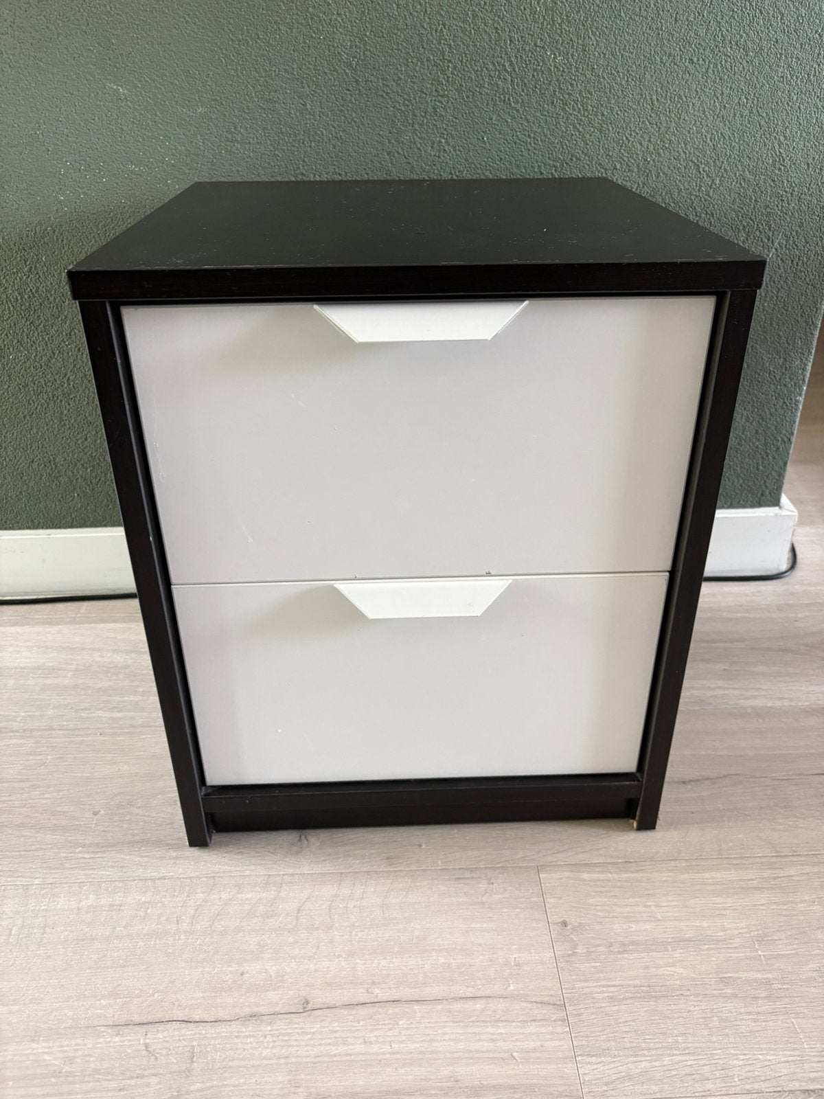 Gratis IKEA ASKVOLL nachtkastje bruin/wit, Ophalen, Gebruikt, Minder dan 45 cm, Minder dan 55 cm