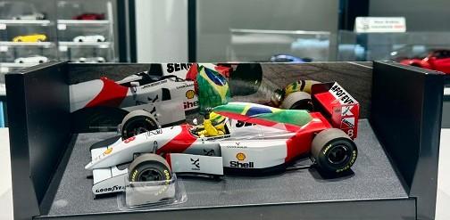 McLaren Ford MP4/8 #8 "Aryton Senna Sebastian Vettel Tribute, Hobby en Vrije tijd, Modelauto's | 1:18, Minichamps, Tschuiten@hotmail.com