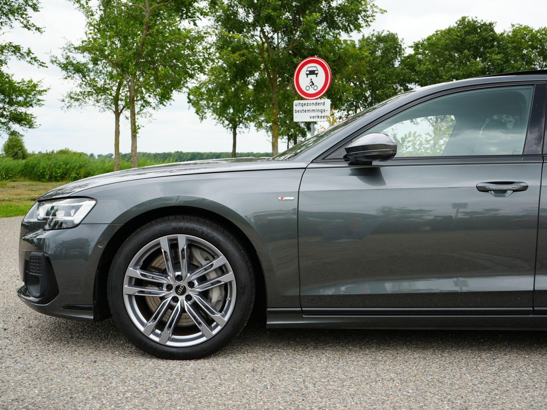 Foto 25 van Audi A8 S-Line 60 TFSI e 462 PK QUATTRO | Vierwielbesturing