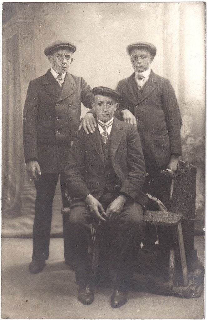 Foto Snelfoto ? - Drie Mannen met Pet - Rembrandt Rotterdam, Gebruikt, Foto, Ophalen of Verzenden, Voor 1940