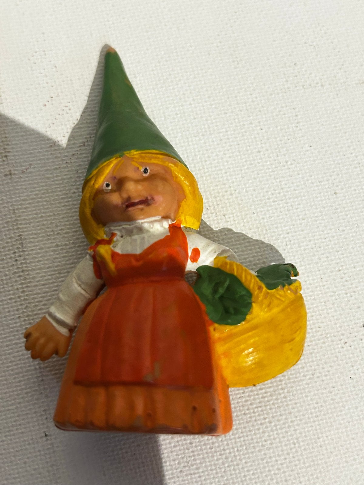 Vintage kabouter beeldje met mandje, Ophalen of Verzenden, Gebruikt