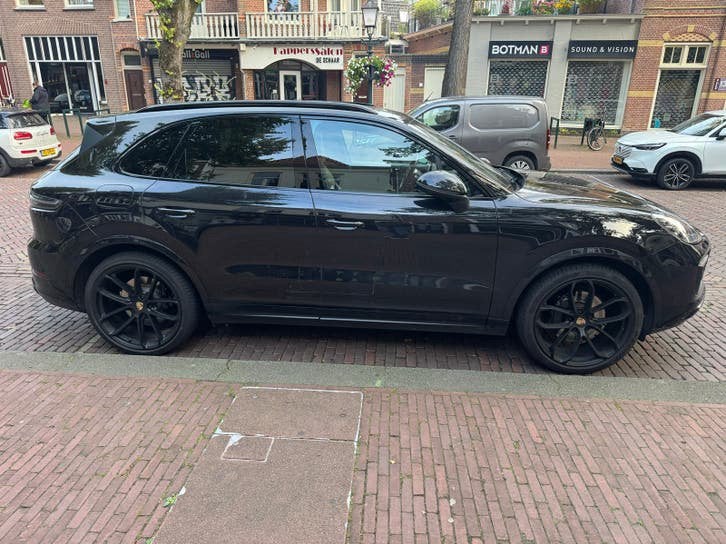 Black on black Porsche Cayenne 3.0 462pk Ehybrid 2019 Zwart, Automaat, Cayenne, 2270 kg, 2995 cc