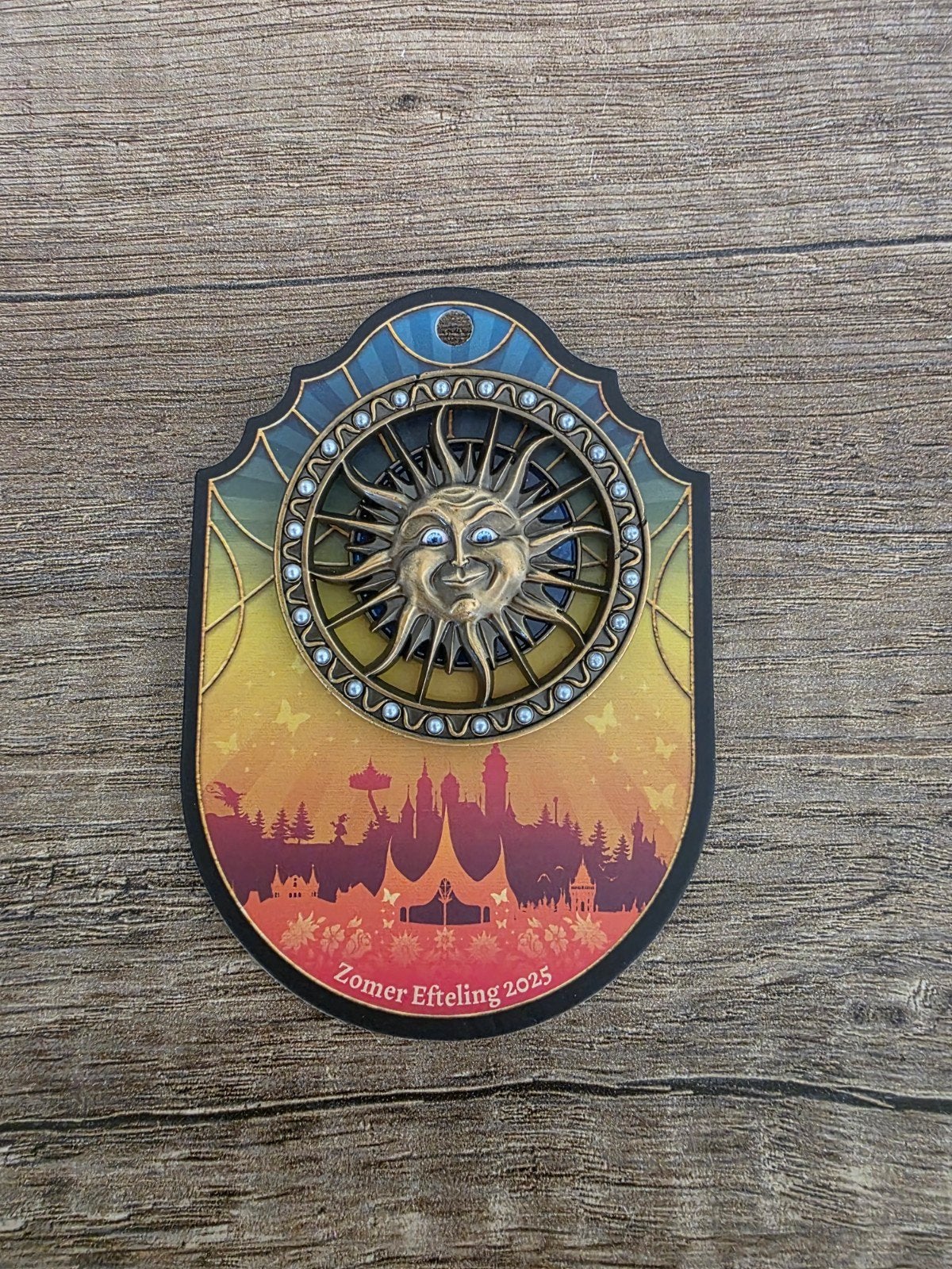 Efteling Zomer Pin 2025 - Zon met Efteling skyline, Ophalen of Verzenden, Nieuw, Button of Speldje