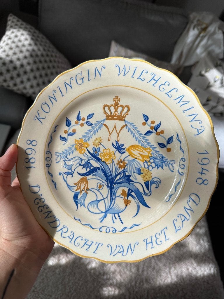 Mooi bord 50 jarig Reg. Jub. Wilhelmina, Ophalen of Verzenden, Zo goed als nieuw, Servies