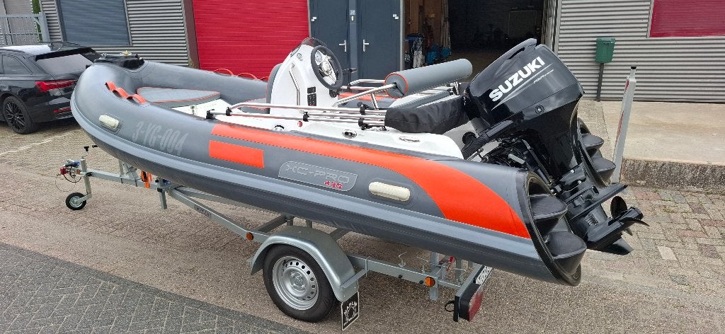 RIB 430 XC PRO Hypalon + 40 pk Suzuki + kanteltrailer zgan, Watersport en Boten, Zo goed als nieuw, 40 pk, Ophalen, Zonnedek