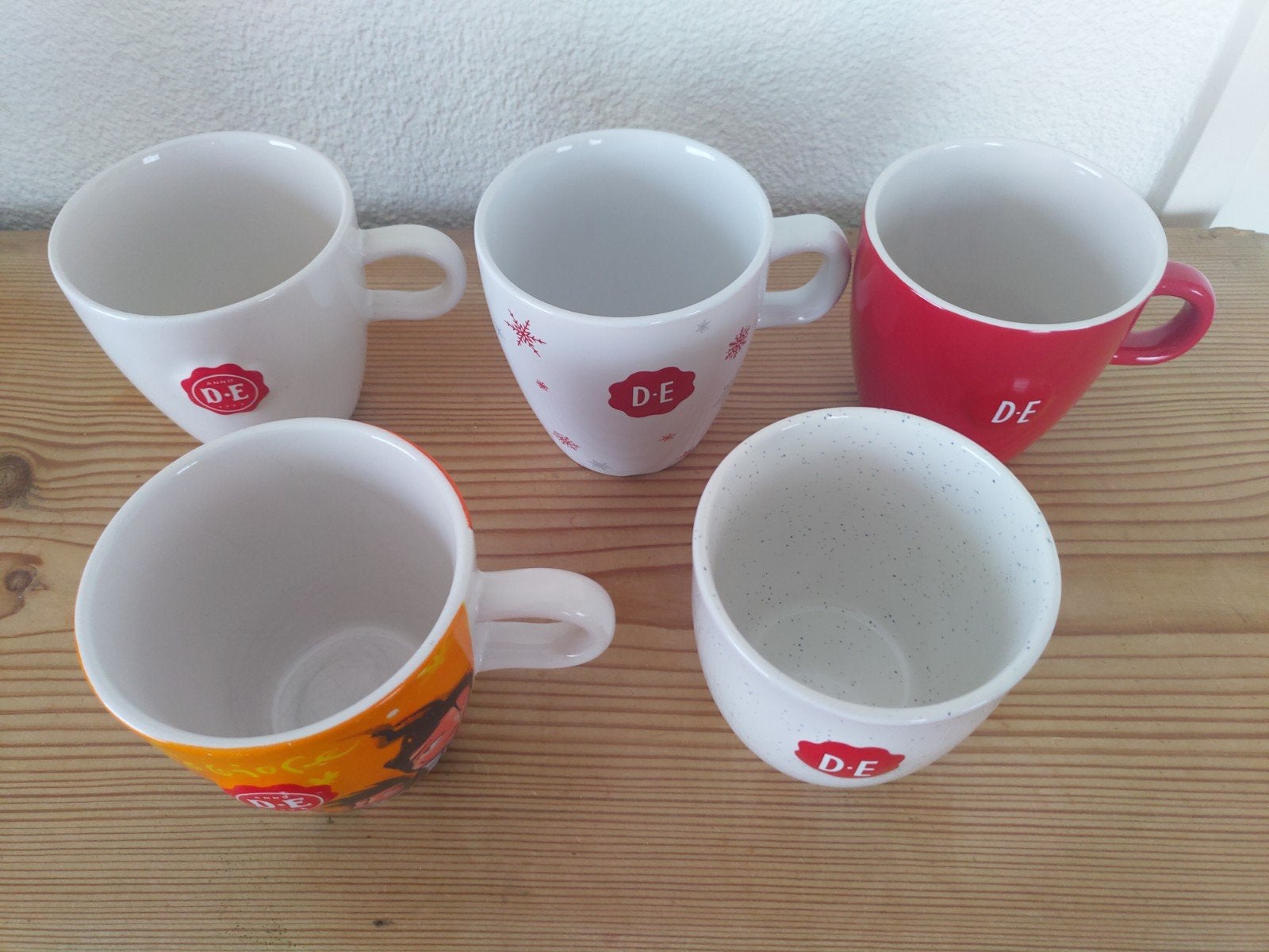 Douwe Egberts 5 cappuccino koppen, rood, wit, spikkels enz, Ophalen of Verzenden, Overige stijlen, Kop(pen) en/of Schotel(s)