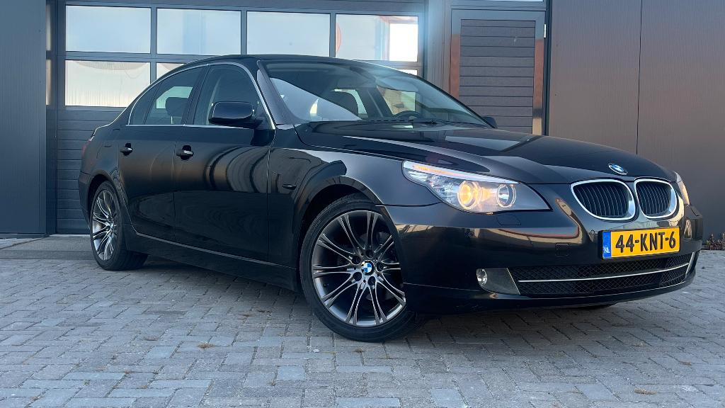 BMW 5-Serie 2.0 520I AUT 2010 Zwart Goed onderhouden, Automaat, Achterwielaandrijving, Zwart, 4 cilinders
