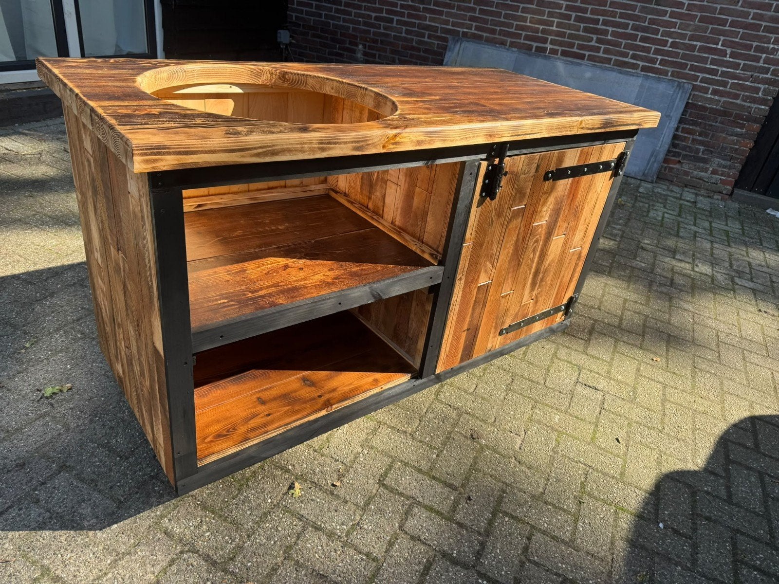 Mooie flamed finish buitenkeuken, Ophalen, Nieuw, Houtskool