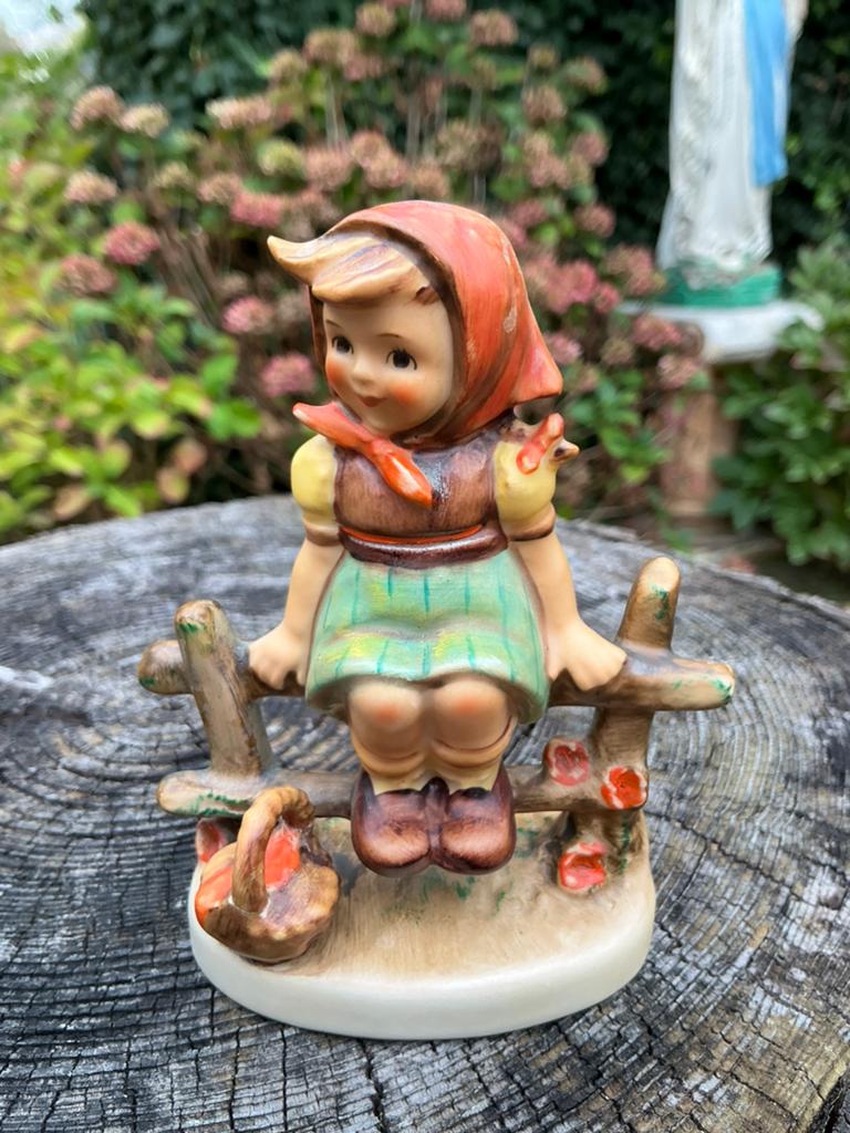 Goebel Hummel Beeldje ❤️ Meisje op Hek 112 3/0. 1938, Verzamelen, Beelden en Beeldjes, Ophalen of Verzenden, Zo goed als nieuw