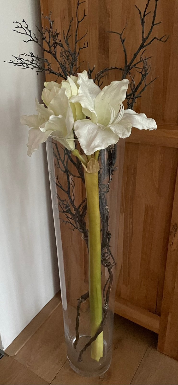 Hoge glazen vaas met kunstzijde Amaryllis en tak, Ophalen, Zo goed als nieuw