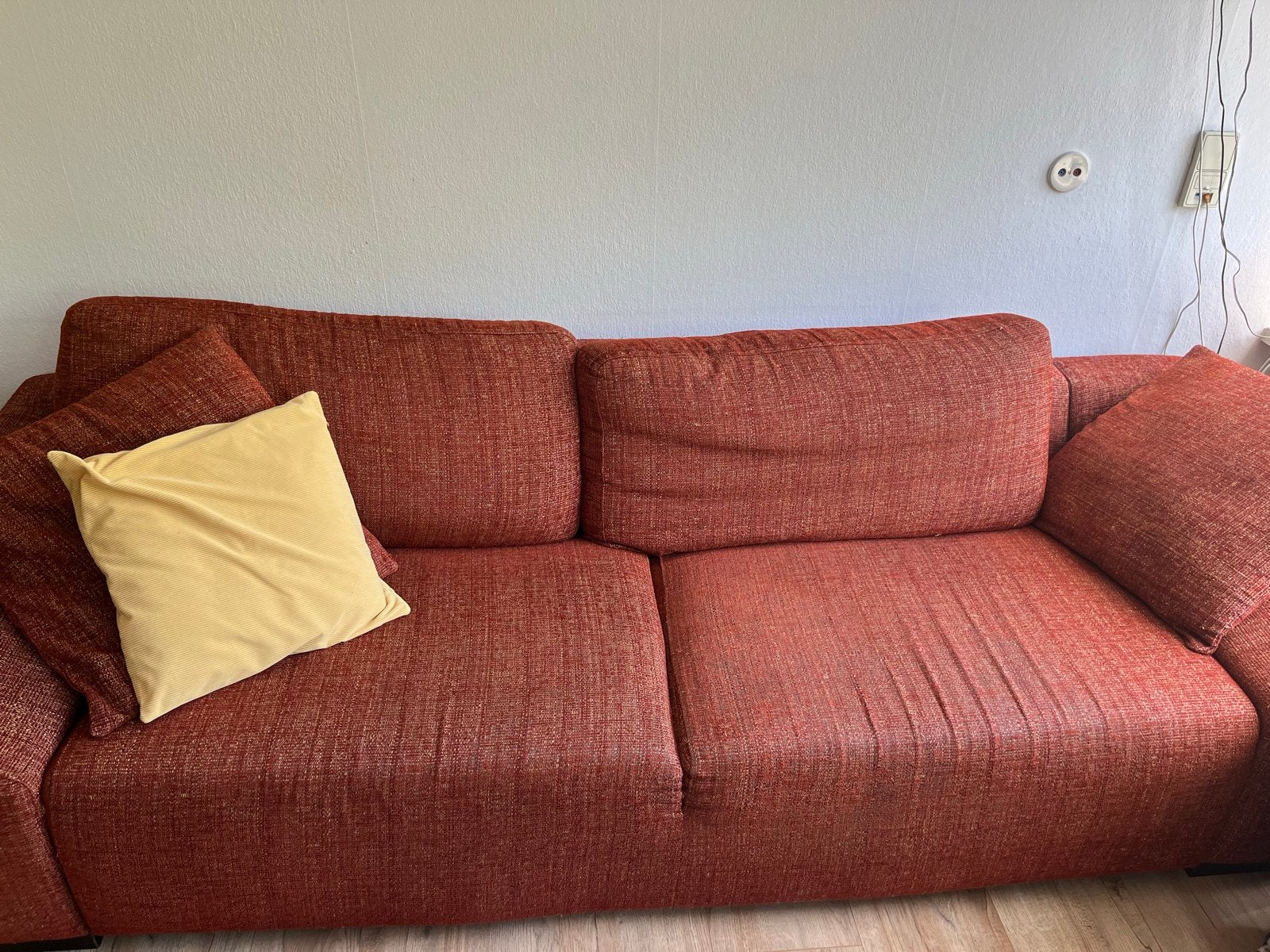 Comfortable 3 persons couch- Orange color, Huis en Inrichting, Banken | Bankstellen, Ophalen, Gebruikt, Driepersoons, 75 tot 100 cm