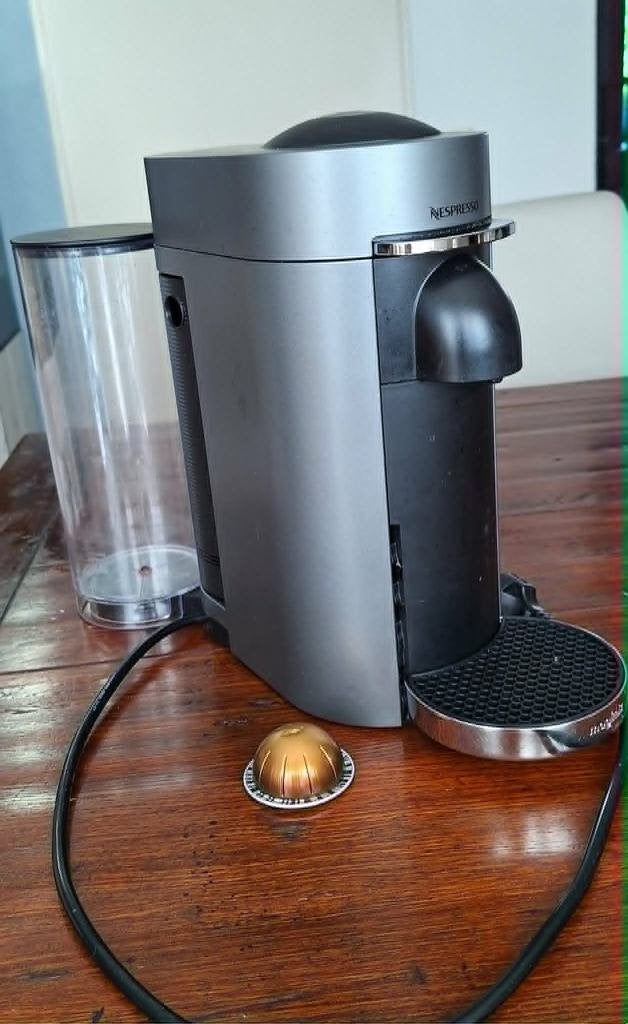 Nespresso Vertuo koffiecups-apparaat, Witgoed en Apparatuur, Koffiezetapparaten, Ophalen, Gebruikt, Koffiemachine, Koffiepads en cups