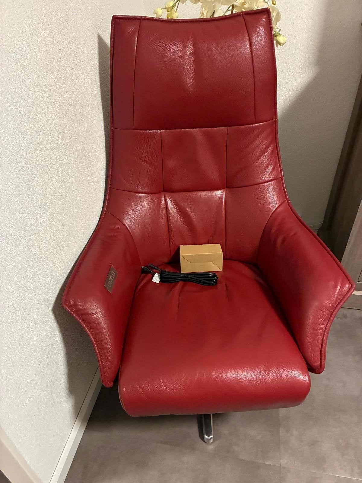 2 rode leren relaxfauteuils met motor en accu verschillende, Ophalen, Modern, Relaxfauteuil, Twee, Zo goed als nieuw