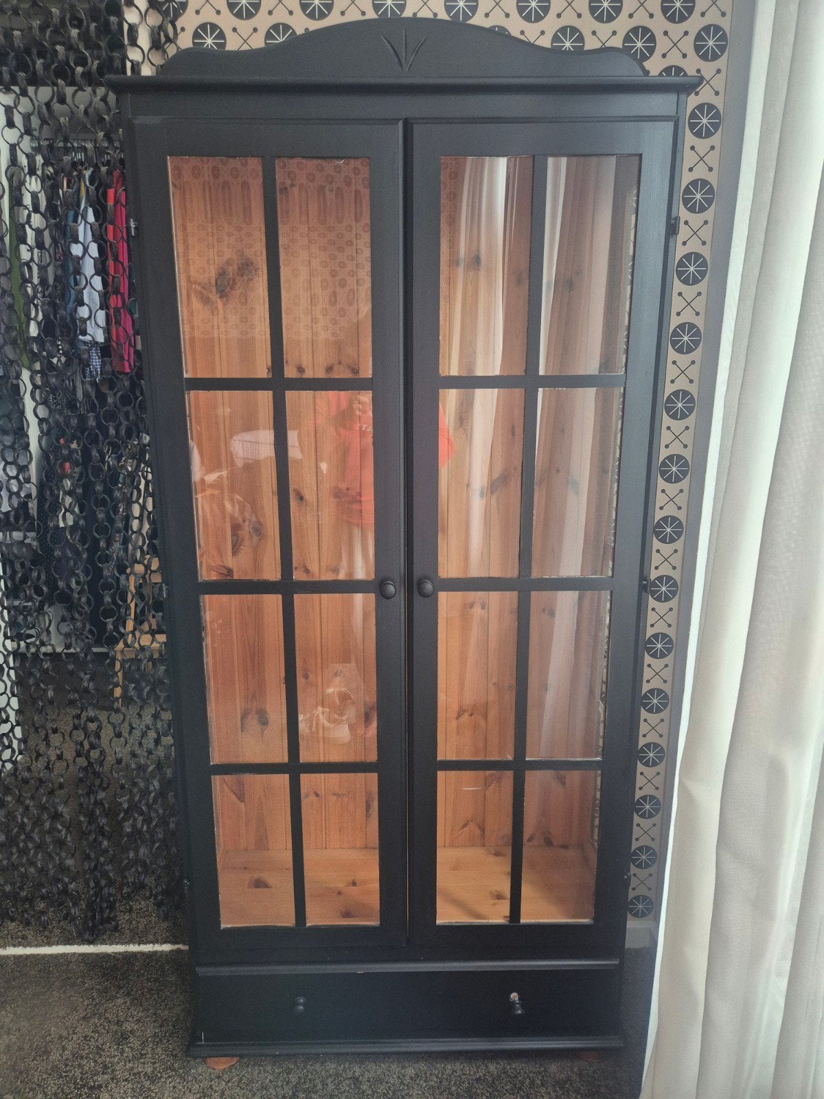 Zwart geverfde vitrinekast (Ikea), Ophalen, Gebruikt, Met lade(s), Overige houtsoorten