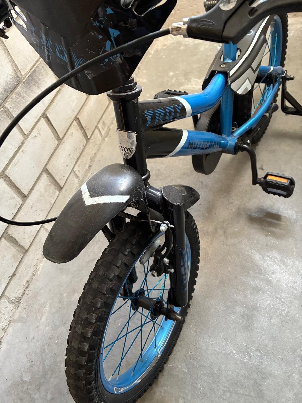kinderfiets 16 inch met zijwieltjes, Fietsen en Brommers, Ophalen, Zijwieltjes, Velgrem, Troy