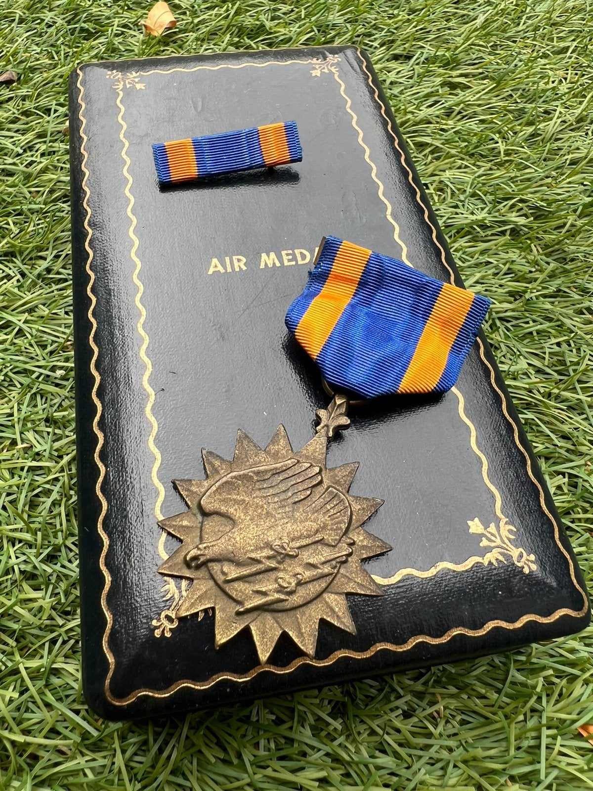 WO2 Amerikaanse Air Medal medaille in doos vroeg, Verzamelen, Amerika, Verzenden, Lintje, Medaille of Wings
