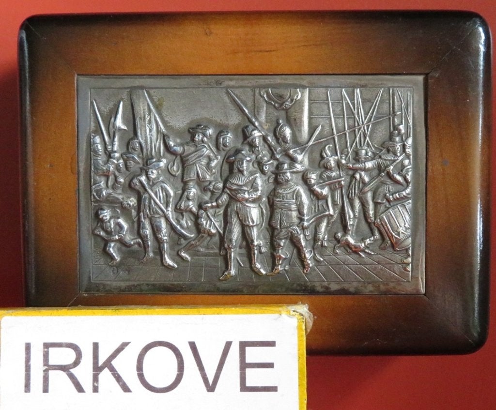 HOUTEN DOOSJE MET VERZILVERD PLAATJE * Schutters Gilde *, Verzenden