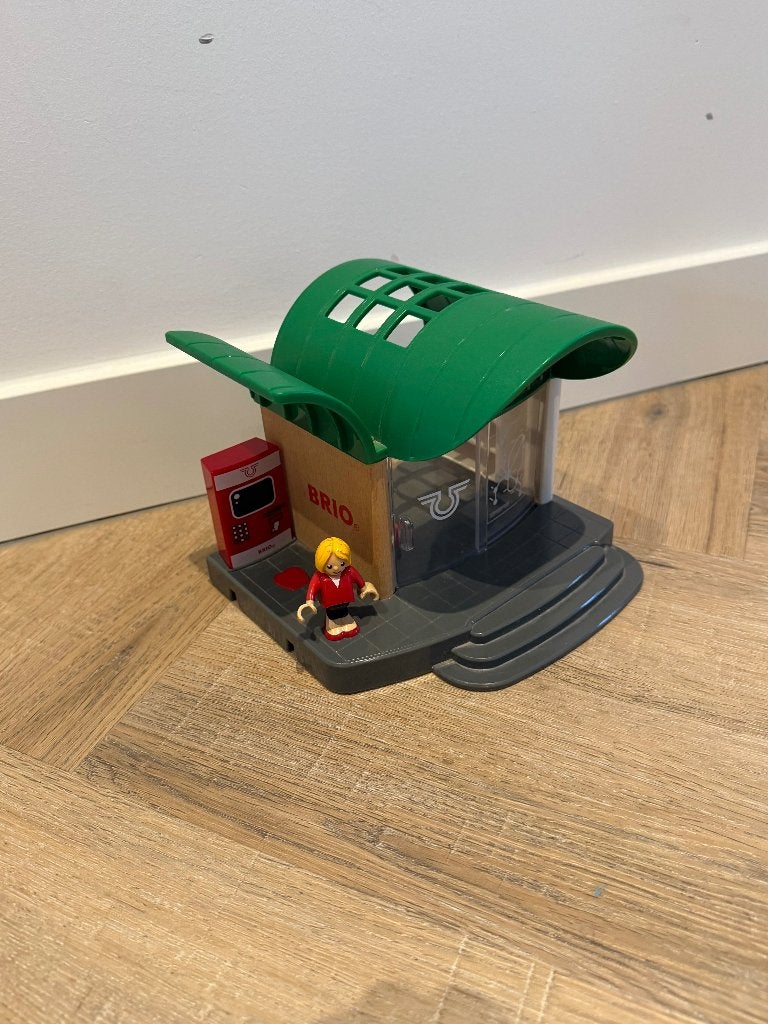 Heel goed Brio houten trein station set 33745 speelgoed, Ophalen of Verzenden, Zo goed als nieuw