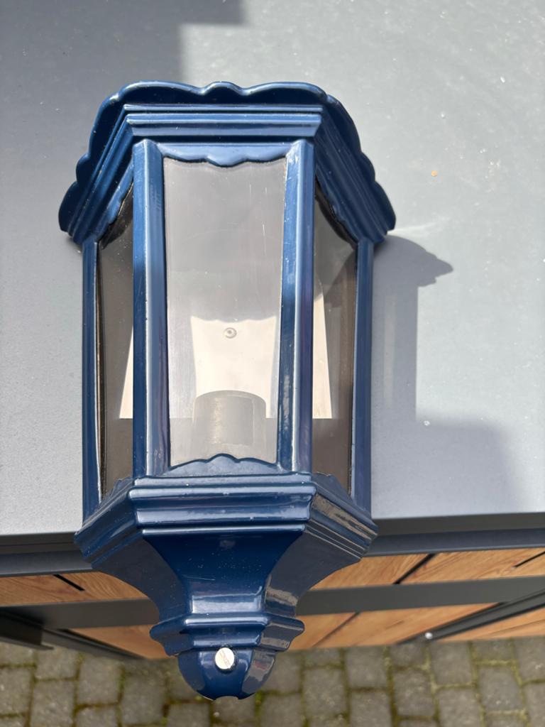 Blauwe buitenlamp - Klassieke wandlamp voor buiten, Gebruikt, Wandlamp, Ophalen of Verzenden, Netvoeding