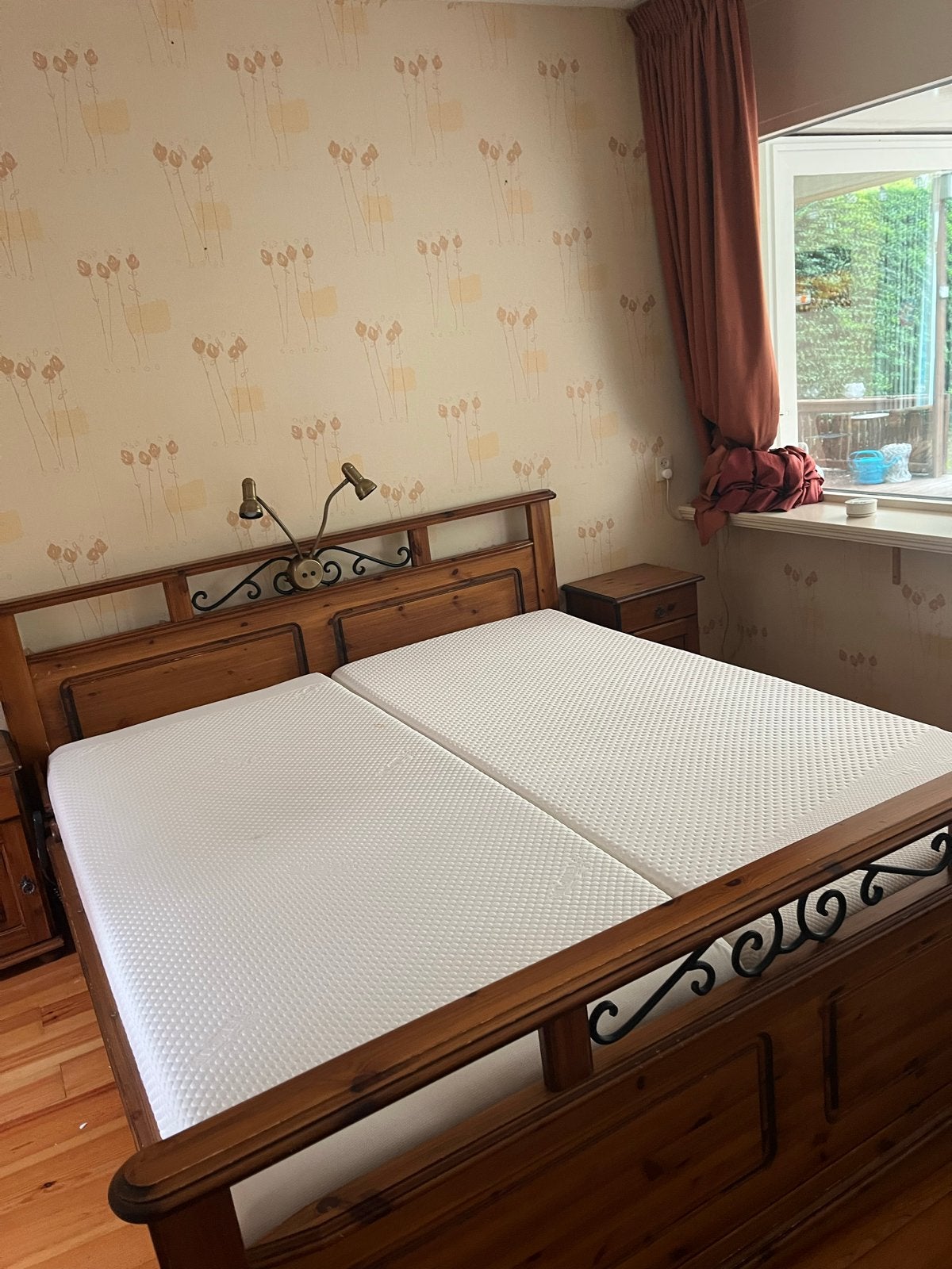 Houten tweepersoonsbed met verstelbare lattenbodems, Huis en Inrichting, Slaapkamer | Bedden, Ophalen, Bruin, Tweepersoons, 180 cm