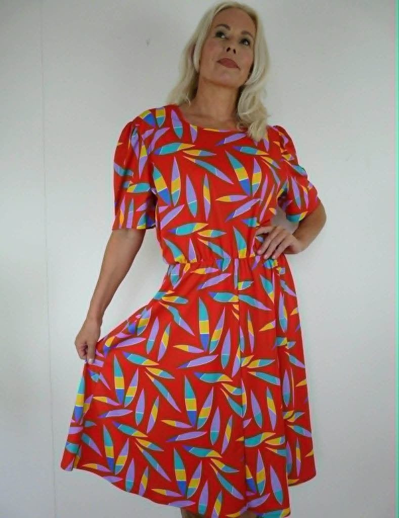 *Abfab Vintage Rode Jurk met Kleurrijke print 44*, Maat 42/44 (L), Ophalen of Verzenden, Zo goed als nieuw, Knielengte