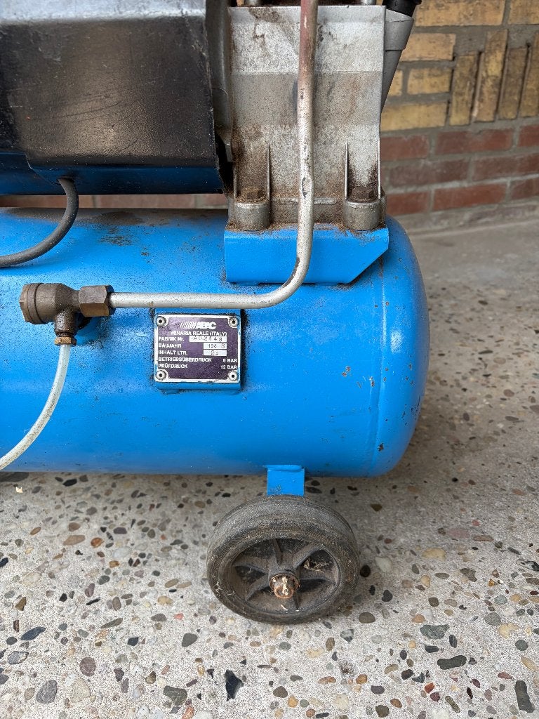 Compressor 24 L., Ophalen, Gebruikt, 6 tot 10 bar, Minder dan 200 liter/min