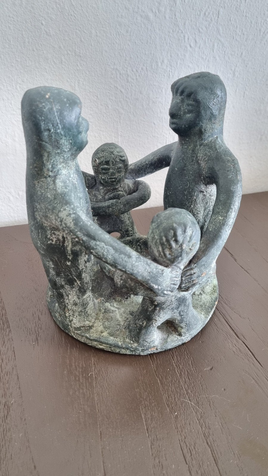 Bronsachtig beeld: Familie in een cirkel, Groep mensen, Minder dan 20 cm, Ophalen of Verzenden, Gepatineerd