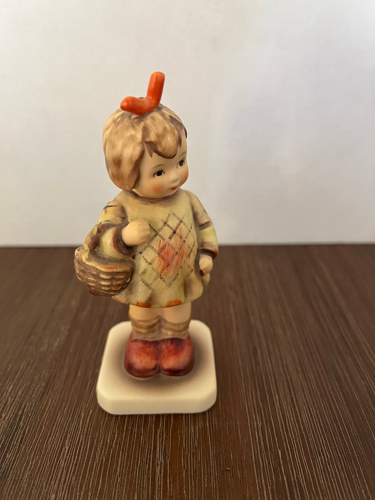 Goebel Hummel beeldje "I Brought You A Gift" 479, Ophalen, Zo goed als nieuw