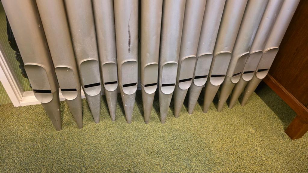 Verzameling antieke kerkorgel pijpen, Ophalen