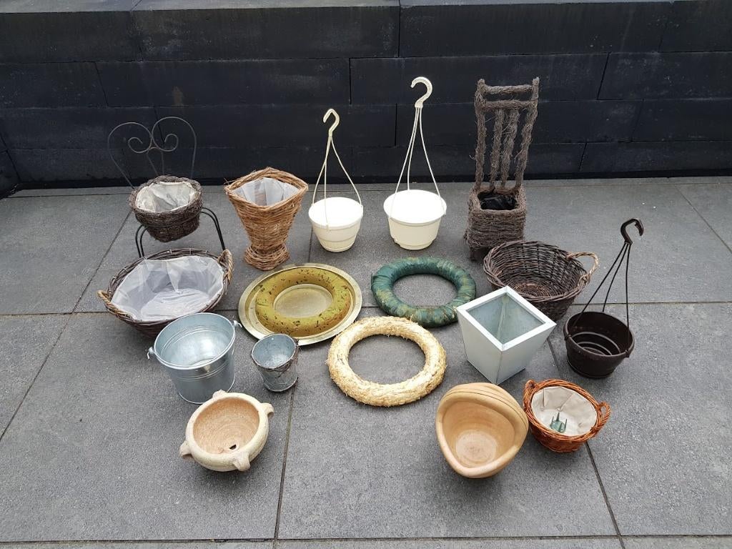 Diverse bloempotten of kransen, Tuin en Terras, Overige materialen, Gebruikt, Rond, Ophalen of Verzenden