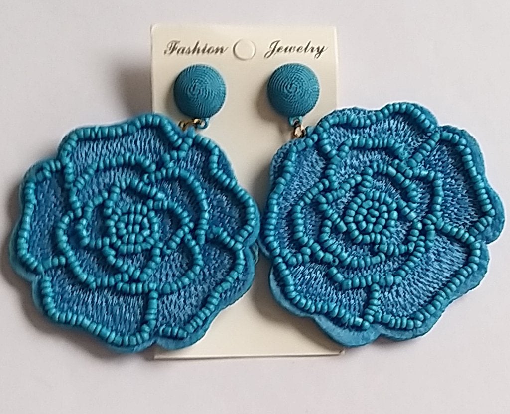 Turquoise blauwe bloemen glaskraaltjes steker oorbellen, Sieraden, Tassen en Uiterlijk, Oorbellen, Overige materialen, Blauw, Nieuw