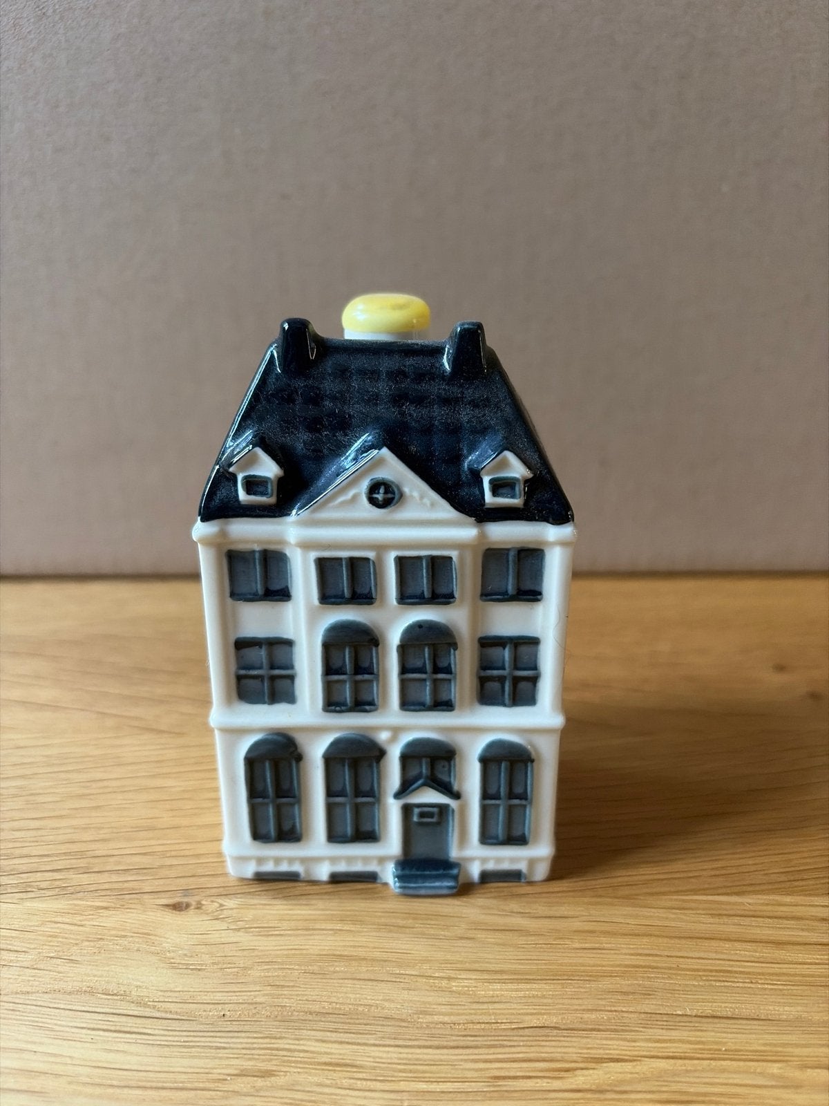 KLM huisje 48 - BOLS Amsterdam, Ophalen of Verzenden, Zo goed als nieuw