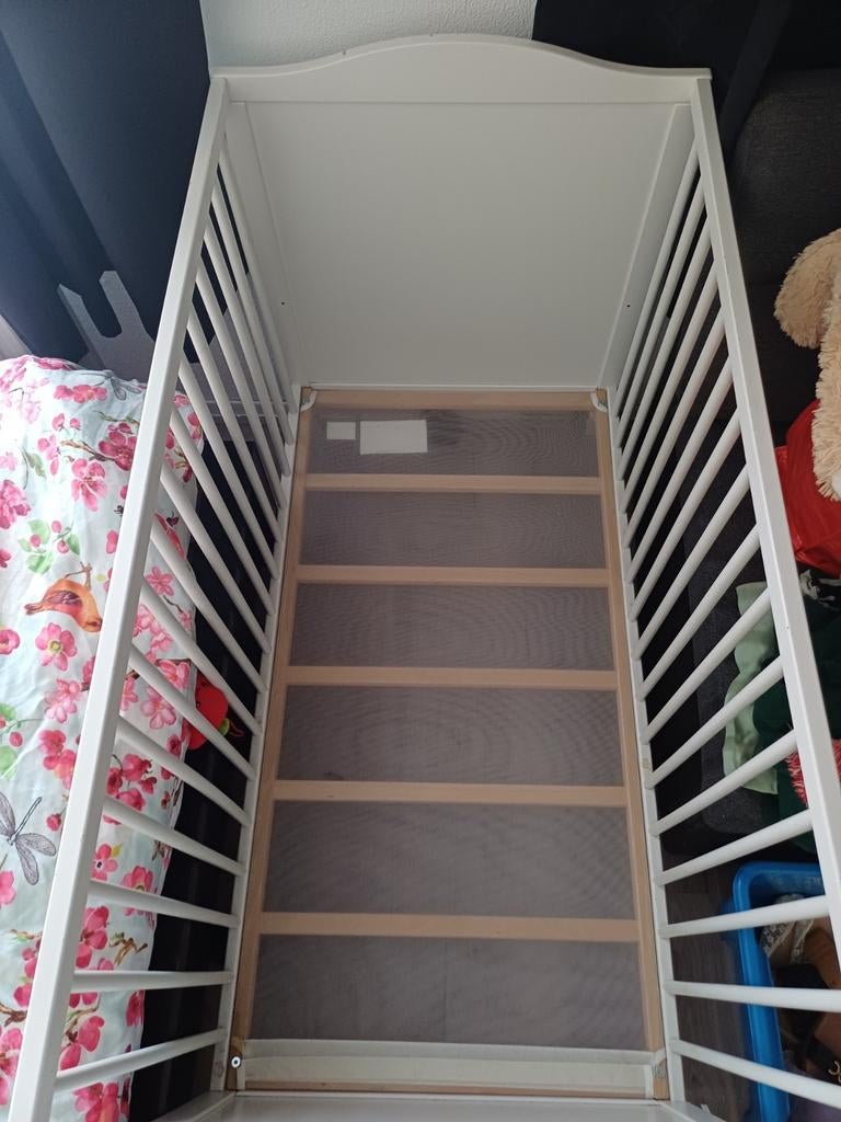 IKEA SMÅGÖRA Babybedje Wit - 60x120 cm, Kinderen en Baby's, Babywiegjes en Ledikanten, Ophalen, Gebruikt, Ledikant
