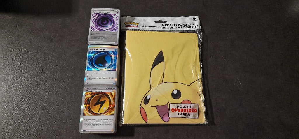 Pokémon TCG Pikachu 4 pocket portfolio + Base set naar keuze, Ophalen of Verzenden, Nieuw