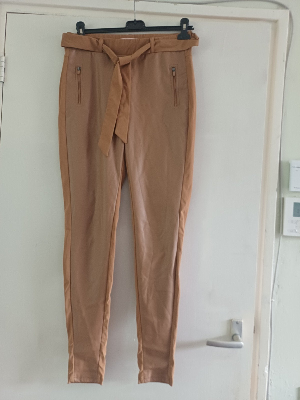 Studio Anneloes Margot M bruine pu-leren broek, nieuw, Maat 38/40 (M), Studio Anneloes, Bruin, Ophalen of Verzenden