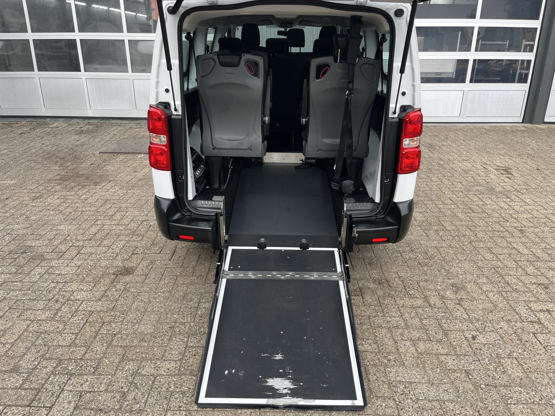 Opel Vivaro-e Combi L3H1 75 kWh 100% Elektrische Rolstoel 9-, Auto's, Opel, Zwart, Overige carrosserieën, 110 €/maand, Wit