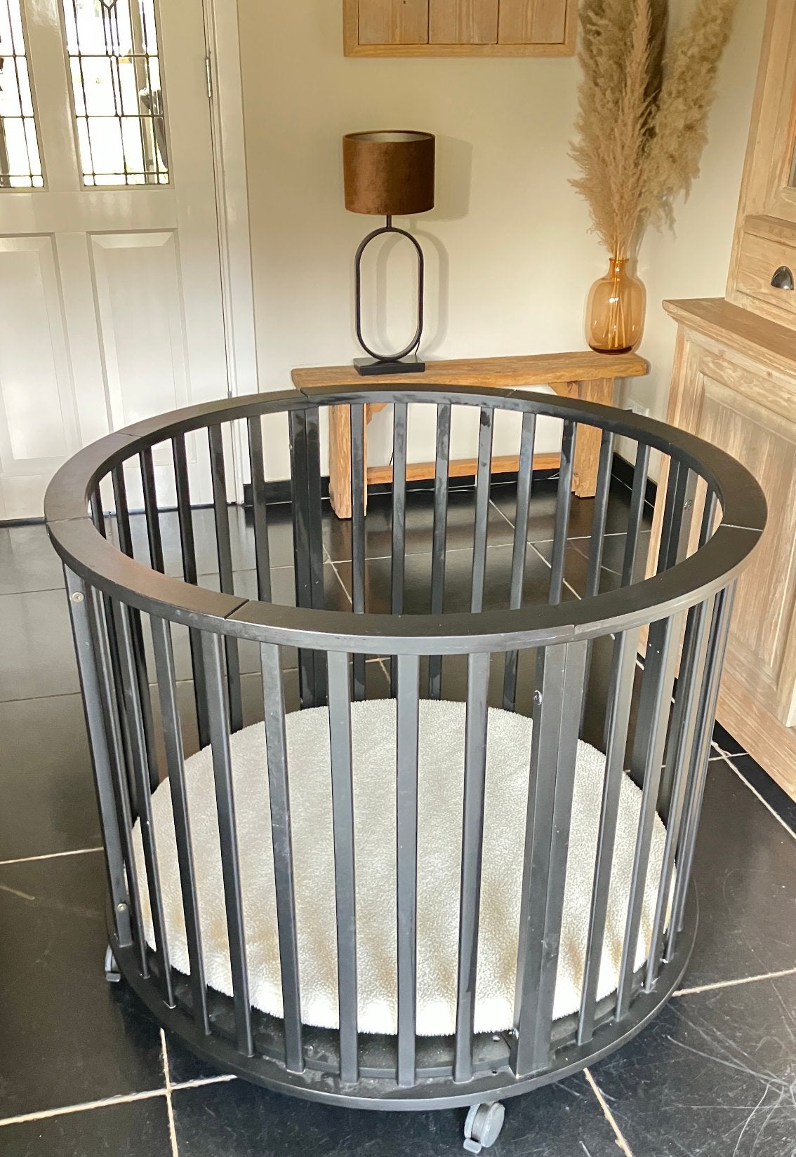 Ronde zwarte box, inclusief matras, Kinderen en Baby's, Ophalen, Zo goed als nieuw