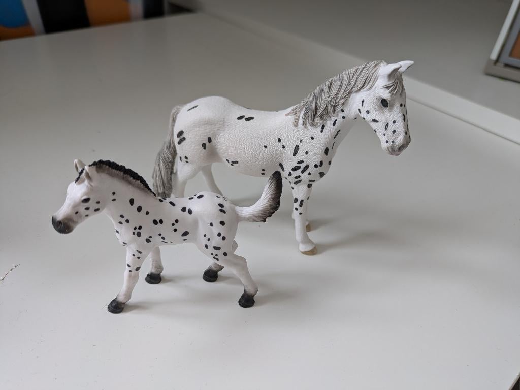 Schleich Knabstrupper merrie (13910) veulen (13890), Ophalen of Verzenden, Zo goed als nieuw
