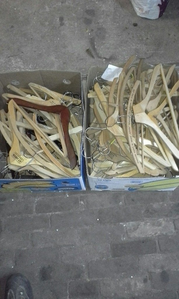 100 houten kledinghangers - kleerhangers - knapen, Ophalen, Gebruikt, Hout, Kinderen en Volwassenen