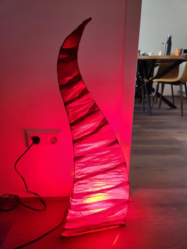 Unieke rode vloerlamp - Sfeervolle verlichting, Overige materialen, Gebruikt, Ophalen of Verzenden, Modern, Sfeervol, Organisch
