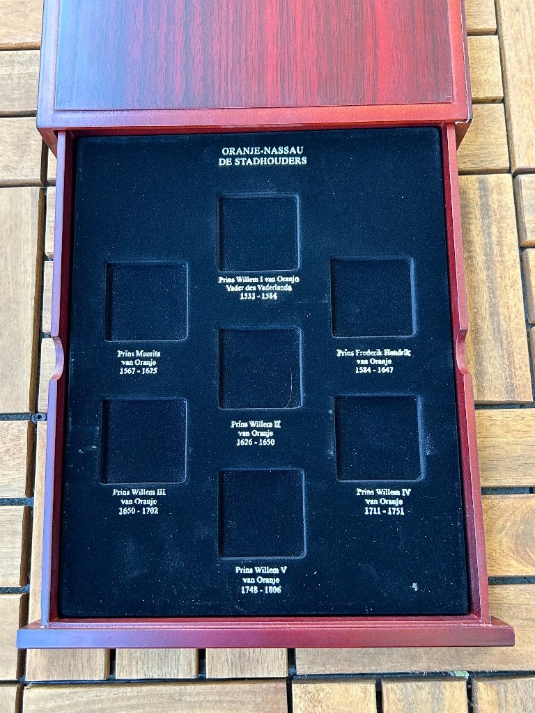 Oranje-Nassau De stadhouders verzamel doos, Postzegels en Munten, Ophalen of Verzenden, Koningin Beatrix