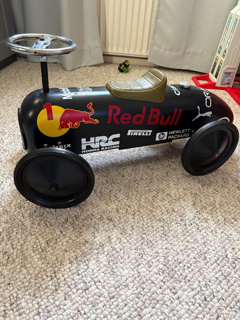 Retro loopauto redbull, Kinderen en Baby's, Speelgoed | Buiten | Voertuigen en Loopfietsen, Ophalen, Zo goed als nieuw, Loopvoertuig