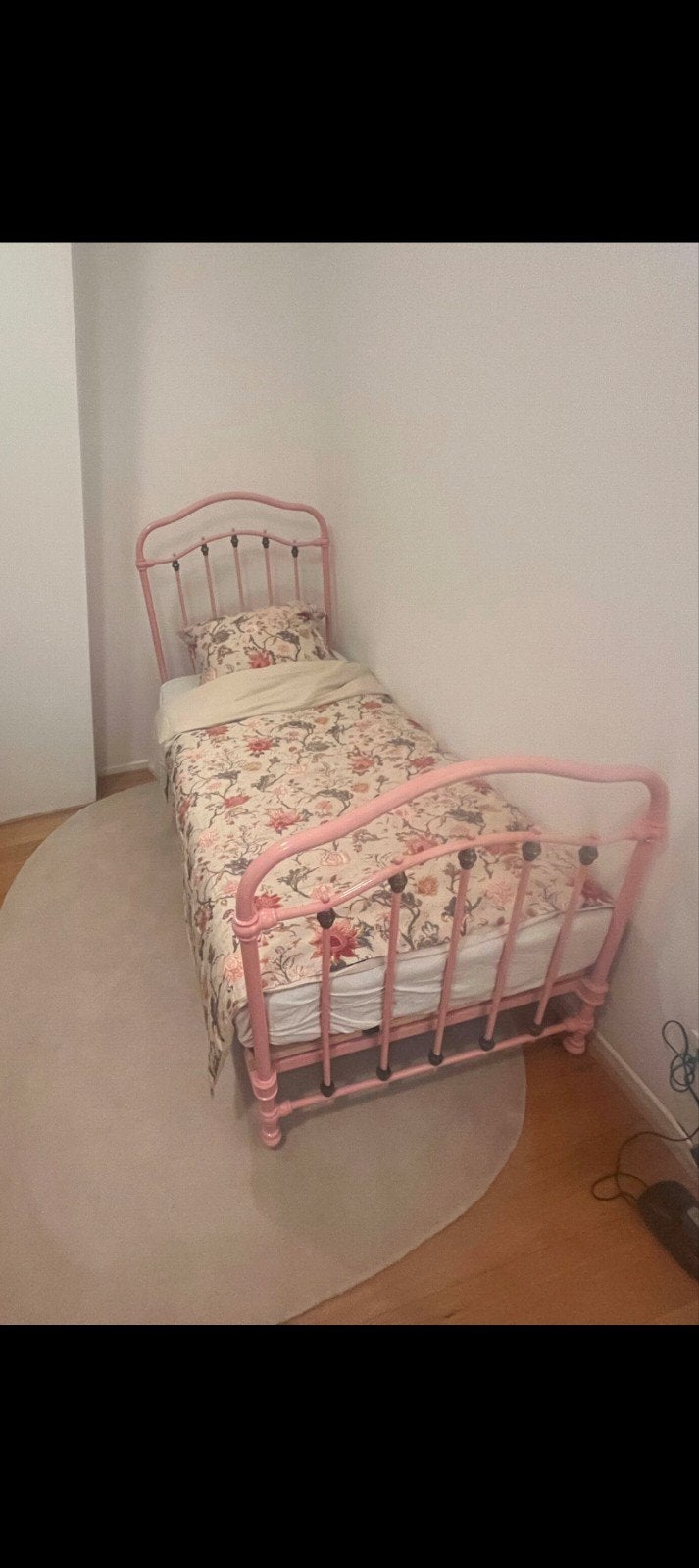 Roze eenpersoons metalen bed met bloemenpatroon, Huis en Inrichting, Ophalen, Gebruikt, 200 cm, Metaal
